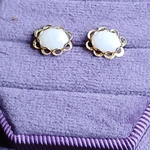 14Kt Yellow gold White Opal earrings